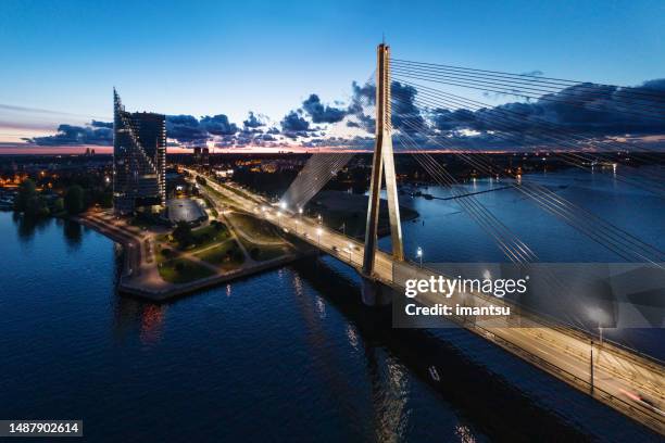 fluss daugava in riga, lettland - riga stock-fotos und bilder