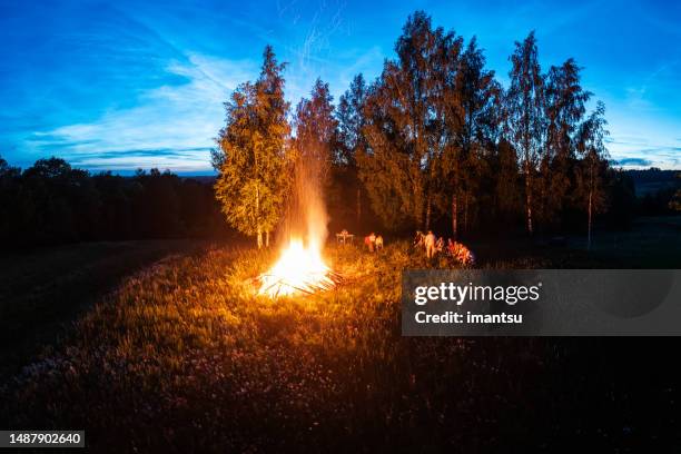 o fogo de midsummer - mid summer fire - fotografias e filmes do acervo