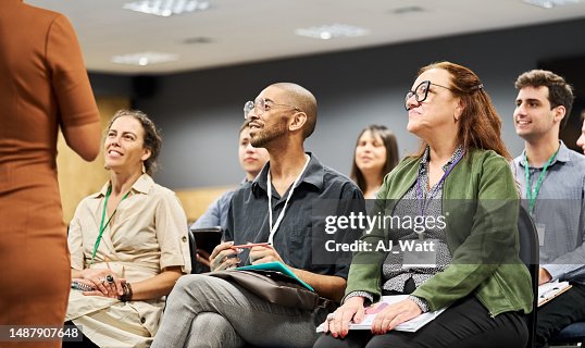 Groupe multiracial de gens d’affaires participant à une conférence Groupe multiracial de gens d’affaires participant à une conférence