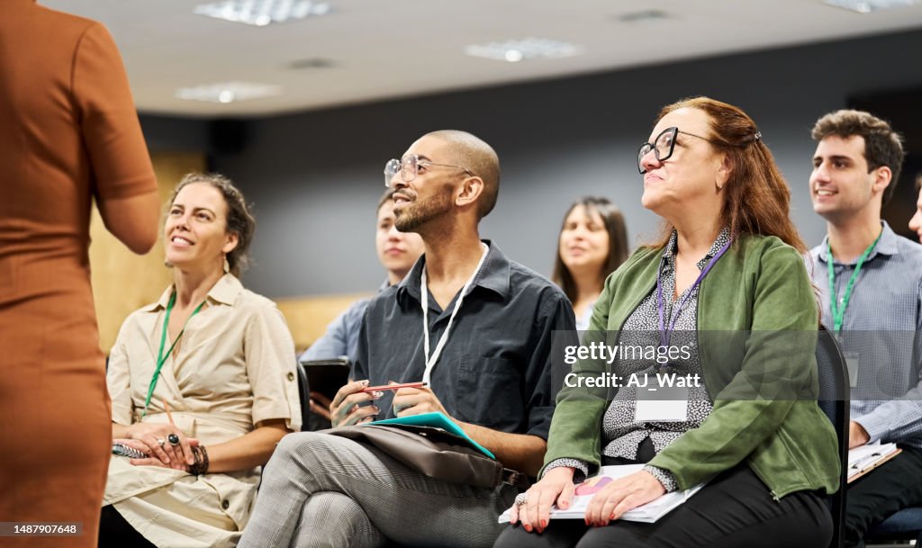 Grupo multirracial de empresários participando de um evento de conferência