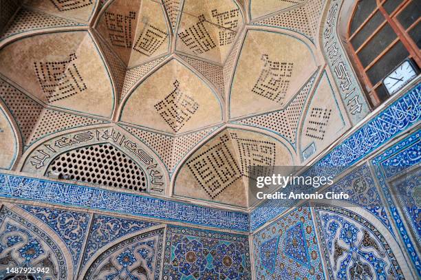 mosaic decoration on southern iwan, jameh mosque, isfahan, iran - masjid jami isfahan iran stockfoto's en -beelden
