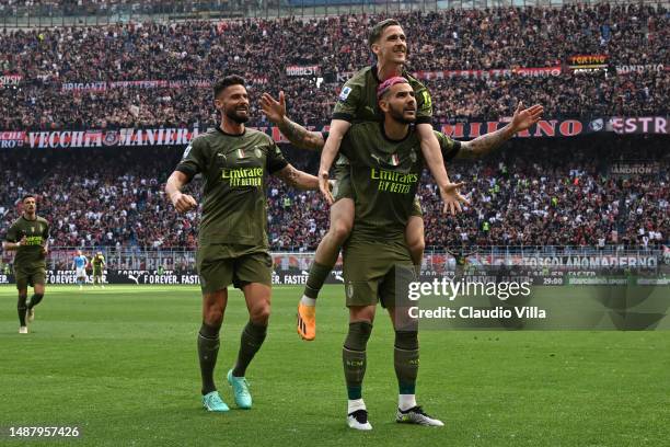 Theo Hernandez of AC Milan celebrates with team-mates after scoring the goal during the Serie A match between AC Milan and SS Lazio at Stadio...