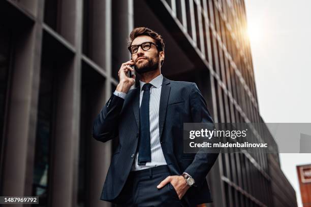 ritratto di elegante uomo positivo che usa lo smartphone in città, copia lo spazio. - elegante foto e immagini stock