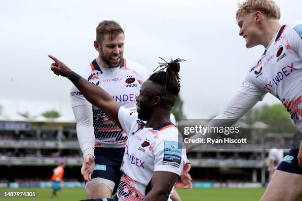 Rotimi Segun of Saracens celebrates scoring the team's first try with teammates during the Gallagher Premiership Rugby match between Bath Rugby and...