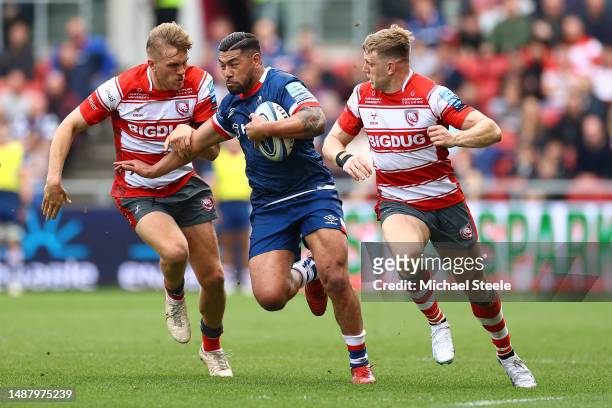Charles Piutau of Bristol cuts between Chris Harris and Ollie Thorley of Gloucester during the Gallagher Premiership Rugby match between Bristol...