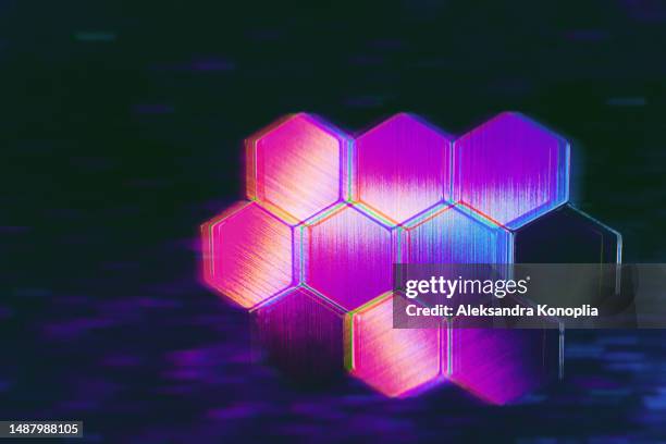 neon colored abstract hexagonal metallic cloud shape on dark background  with interlaced digital motion glitch effect.  data cloud computing technology, cyber security and innovation, backup, blockchain computing - mining noise stockfoto's en -beelden