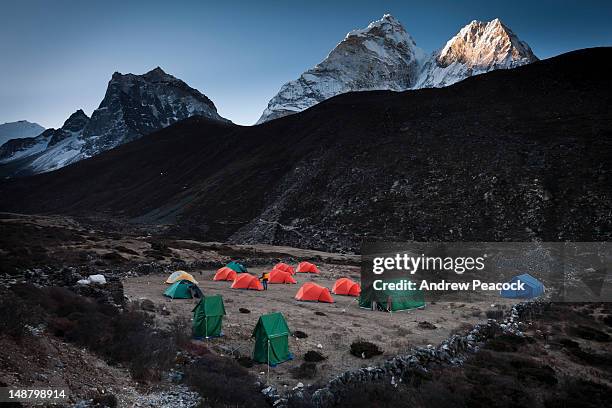 dawn at campsite in everest region with ama dablam in background. - base camp stock-fotos und bilder