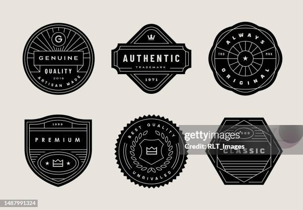 ilustraciones, imágenes clip art, dibujos animados e iconos de stock de diseños de insignias retro - corona de laurel