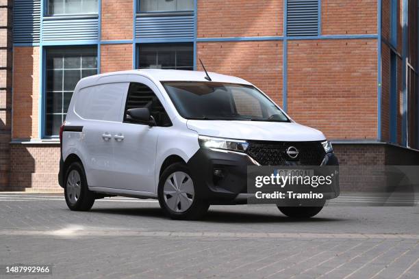 elektrischer lieferwagen nissan townstar auf einer straße - nissan stock-fotos und bilder