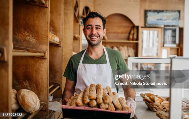 vendedor de pan en la tienda de la panadería - panadería fotografías e imágenes de stock