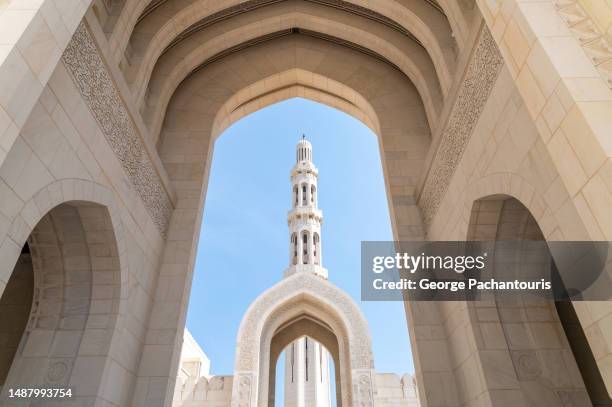 minaret at the sultan qaboos grand mosque in musqat, oman - minarett stock-fotos und bilder