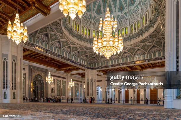 the prayer hall at sultan qaboos grand mosque in musqat, oman - 馬斯喀特自治區 個照片及圖片檔