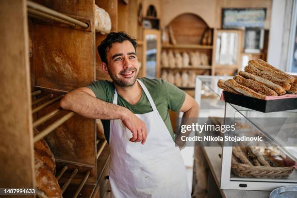 portrait d’un homme travaillant dans la boulangerie - french bakery photos et images de collection