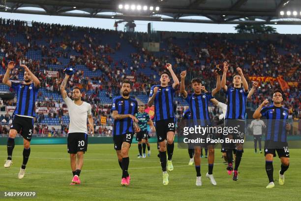 Players of FC Internazionale celebrate victory after the Serie A match between AS Roma and FC Internazionale at Stadio Olimpico on May 06, 2023 in...