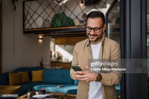 take a moment to connect with nature and loved ones through social media - man celular stockfoto's en -beelden