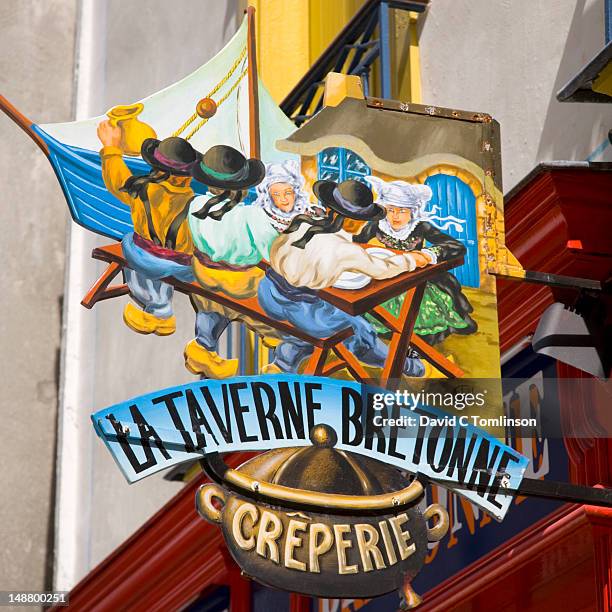 sign outside creperie la taverne bretonne in rue saint-michel. - rennes france stockfoto's en -beelden