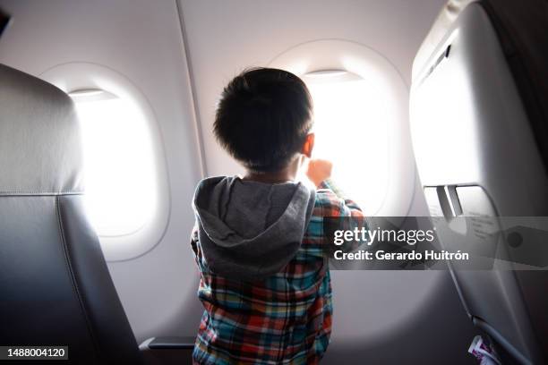 kind, das in einem flugzeug reist - toddler at airport stock-fotos und bilder