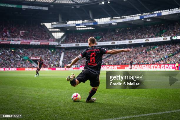 Joshua Kimmich of FC Bayern Muenchen makes a corner kick during the Bundesliga match between SV Werder Bremen and FC Bayern München at Wohninvest...