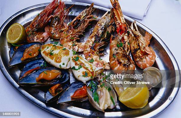 food from restaurant los carocoles: seafood platter - barcelona, catalunya - seafood platter foto e immagini stock