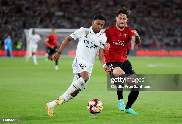 Rodrygo of Real Madrid runs with the ball whilst under pressure from Juan Cruz of CA Osasuna during the Copa del Rey Final match between Real Madrid...