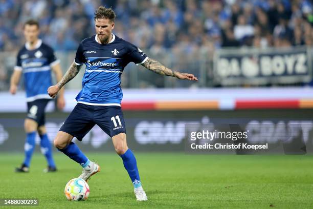 Tobias Kempe of Darmstadt runs with the ball during the Second Bundesliga match between SV Darmstadt 98 and FC St. Pauli at Merck-Stadion am...