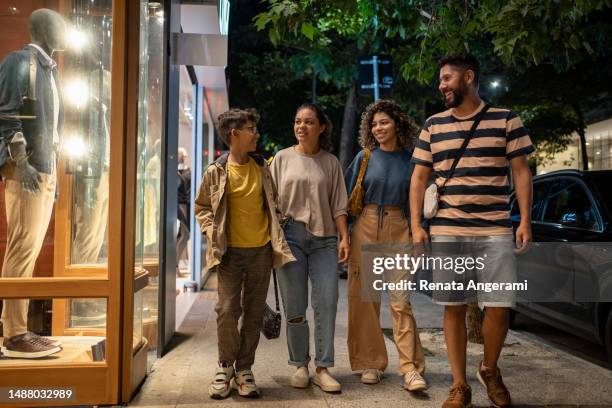 family shopping on the street at night - mother and daughter on night street stockfoto's en -beelden