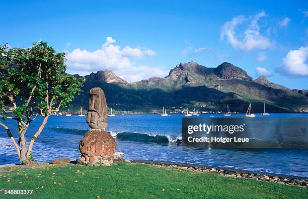 tiki at temehea archeological site. - french polynesia stock pictures, royalty-free photos & images