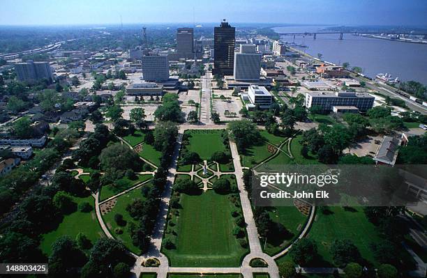 view from the observation tower of the louisiana state capitol, baton rouge. the 34-story art-deco skyscraper was built in 1931 under the guidance of governor huey p long - 巴吞魯日 個照片及圖片檔