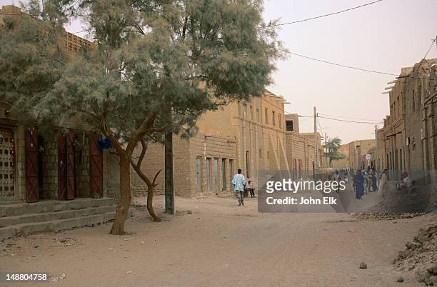 a street scene in the dry and dusty timbuktu, the famous town at the terminus of the ancient caravan route linking the mediterranean with west africa. - timbuktu mali stock-fotos und bilder