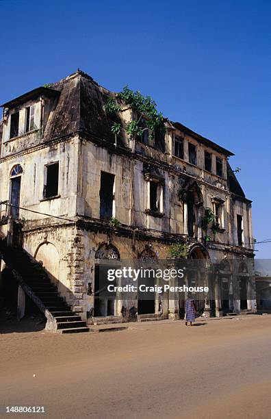 crumbling old colonial building in ancient bassam. - abidjan imagens e fotografias de stock