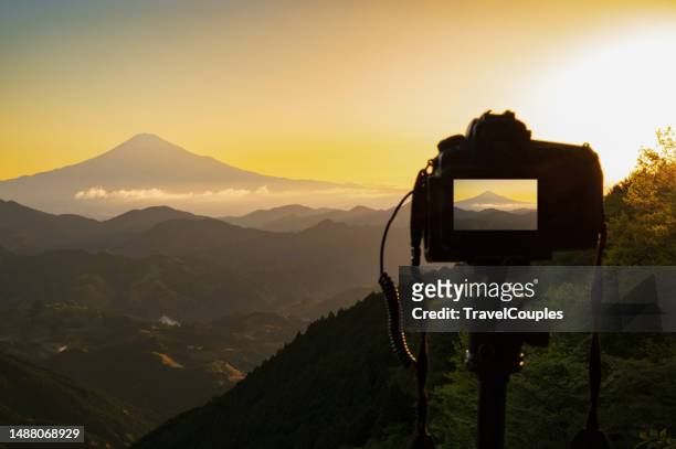 digital camera over tripod on landscape of fuji mountain view. taking a photo of mount fuji with a compact digital camera - visor digital imagens e fotografias de stock