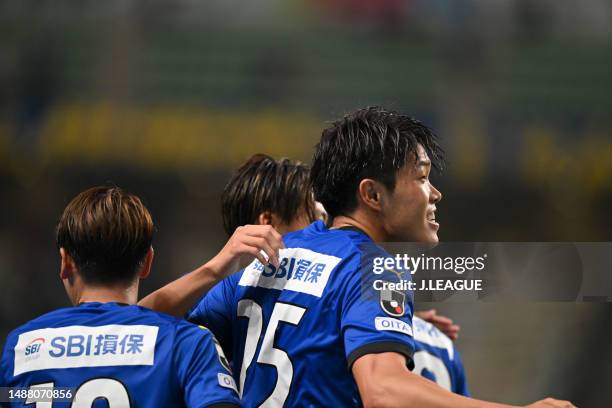 Tomoya ANDO of Oita Trinita scores his side's third goal during the J.LEAGUE Meiji Yasuda J2 14th Sec. Match between Oita Trinita and Zweigen...