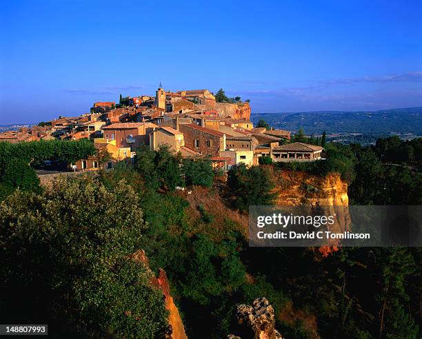 vaucluse village at sunrise. - roussillon stock pictures, royalty-free photos & images