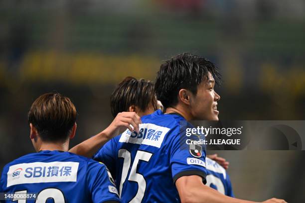 Tomoya ANDO of Oita Trinita scores his side's third goal during the J.LEAGUE Meiji Yasuda J2 14th Sec. Match between Oita Trinita and Zweigen...