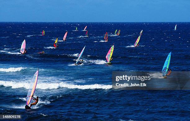 windsurfers in water off pa'ia. - windsurfing fotografías e imágenes de stock