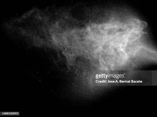 jet and cloud of water spray drops on a black background. - brume fond noir photos et images de collection