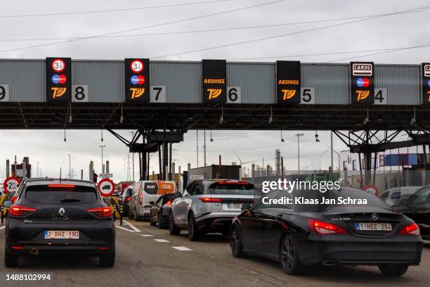 highway pass cash lane in bruges, belgium - station wagon stock pictures, royalty-free photos & images