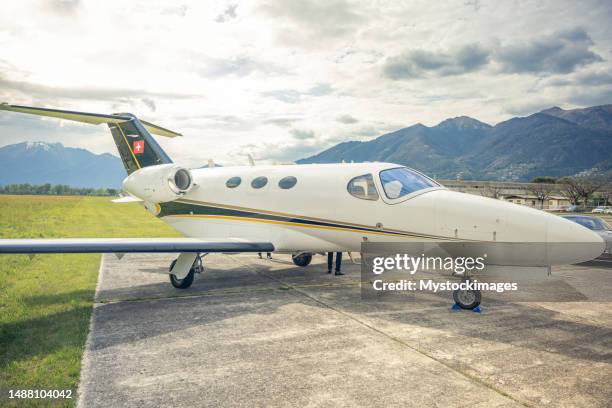 jet privado estacionado en la pista - aviacion fotografías e imágenes de stock