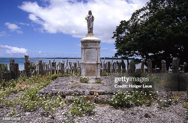 st maurice statue, isle of pines. - new caledonia engraving stock pictures, royalty-free photos & images