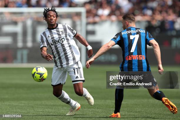 Juan Cuadrado of Juventus is put under pressure by Teun Koopmeiners of Atalanta BC during the Serie A match between Atalanta BC and Juventus at...