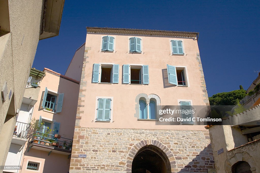 House above archway in Rue Barbacane.