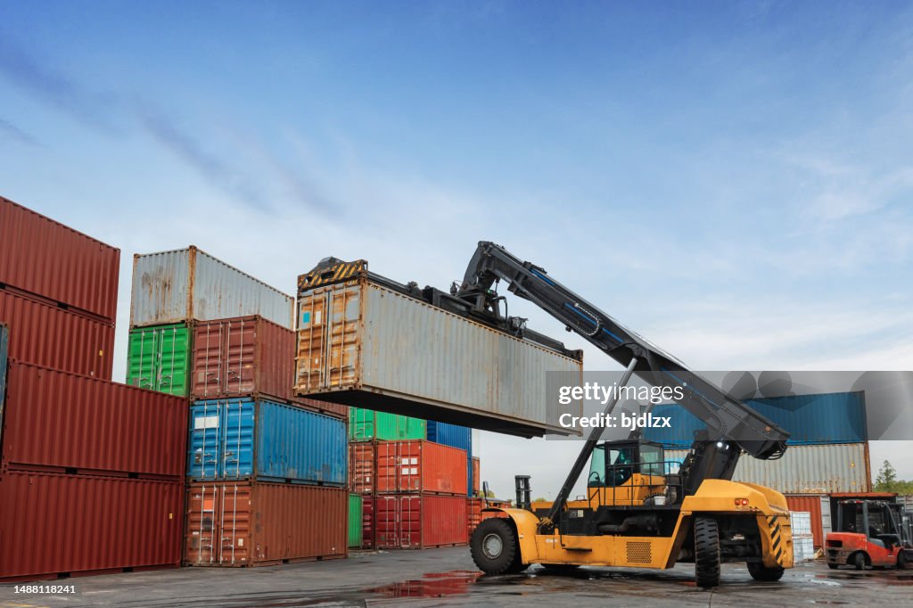 El camión de carga está moviendo el contenedor de carga al patio