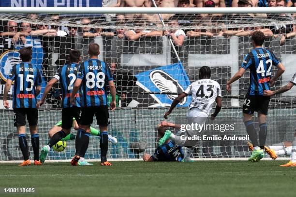 Samuel Iling-Junior of Juventus scores the team's first goal during the Serie A match between Atalanta BC and Juventus at Gewiss Stadium on May 07,...