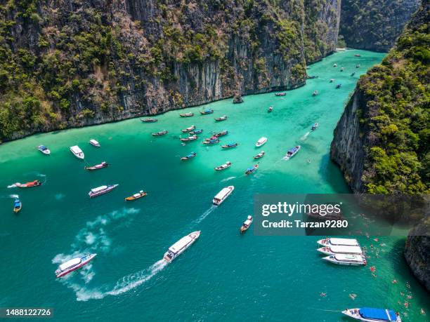 vista del punto del drone dell'isola di phi phi, tailandia - provincia-di-phuket foto e immagini stock