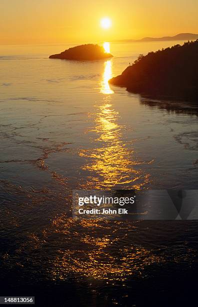 deception pass at sunset from lighthouse trail. - whidbey island photos et images de collection