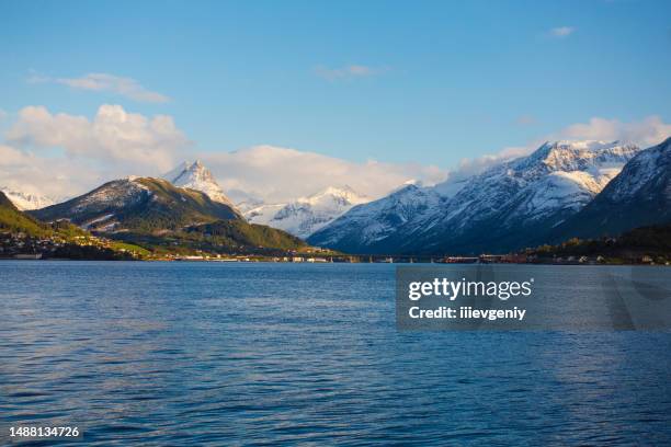 fjorde in norwegen. lillehammer gemeinde. innlandet grafschaft. europäisches nordmeer. skandinavien. - more stock-fotos und bilder