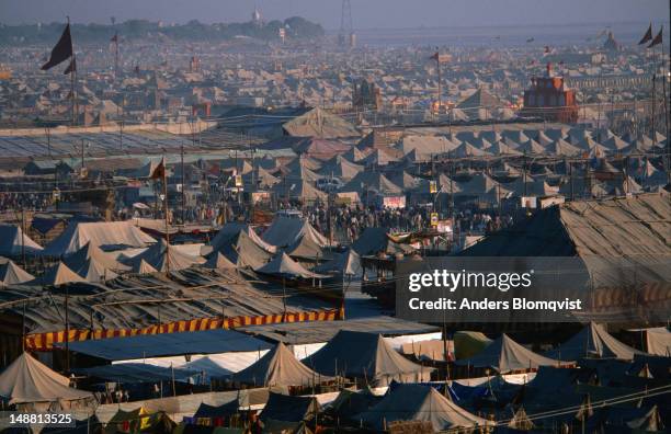 endless tent city during the maha kumbh mela festival. - allahabad city stockfoto's en -beelden