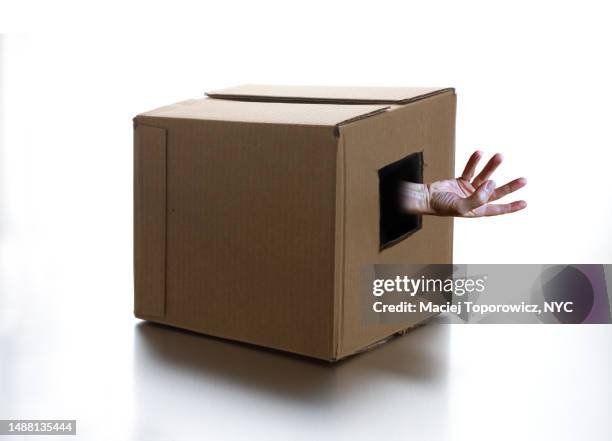 hand escapes from the box. - prison escape 個照片及圖片檔