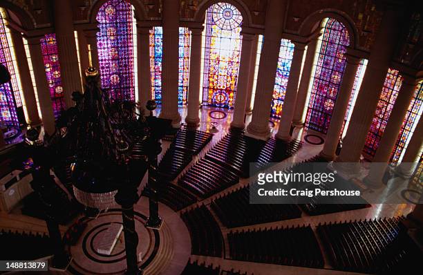 the interior of the basilique de notre dame de la paix. - notre dame de yamoussoukro stockfoto's en -beelden
