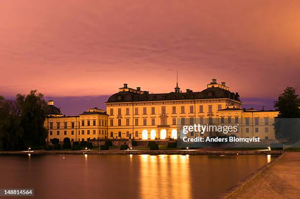 drottningholm palace at dusk. - castello di drottningholm foto e immagini stock